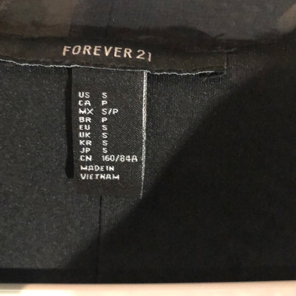 Small Flowy dress with scarf like collar - Picture 2 of 4